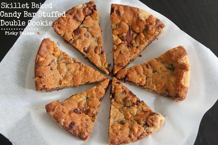 Restes de recettes de bonbons d'Halloween Candy-Bar-Stuffed-Skillet-Cookie-5-text