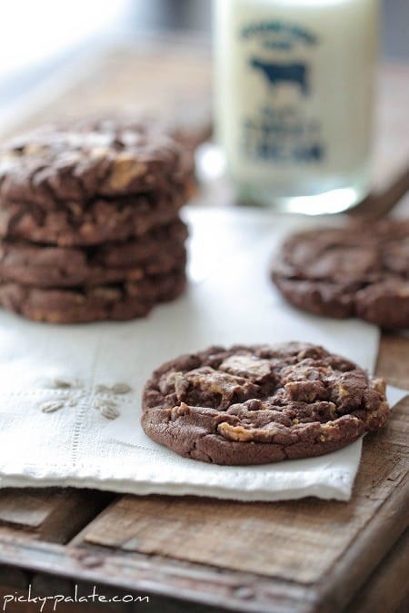 Restes de recettes de bonbons d'Halloween Chocolate-Cake-Reeses-Peanut-Butter-Chunk-Cookies