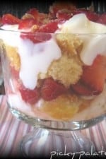 A side profile of strawberry yogurt parfaits.