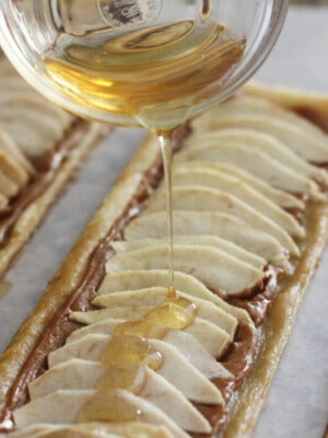drizzling honey over apple tart