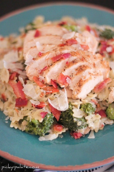 Creamy Pesto Chicken Pasta With Bacon Veggies Healthy Pasta Dish