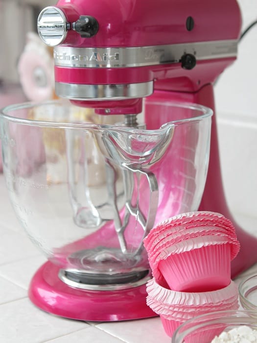 Hot Pink kitchen-aid stand mixerARE YOU KIDDING ME?? L-O-V-E !!