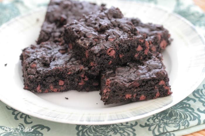 Sharing my homemade brownies today! Treat your family and friends to my Peppermint Oreo Chocolate Chip Brownies this baking season!