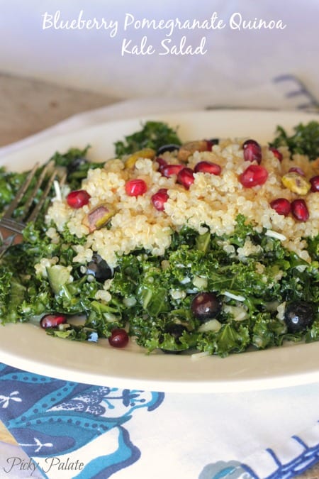 Ensalada de col rizada de quinua con granada de arándanos 