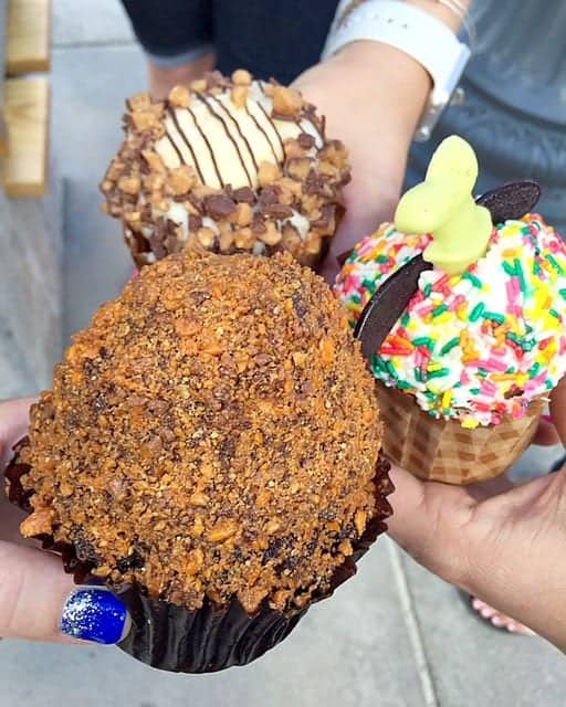 A Butterfinger Cupcake and Two Other Cupcakes from Starring Rolls Cafe