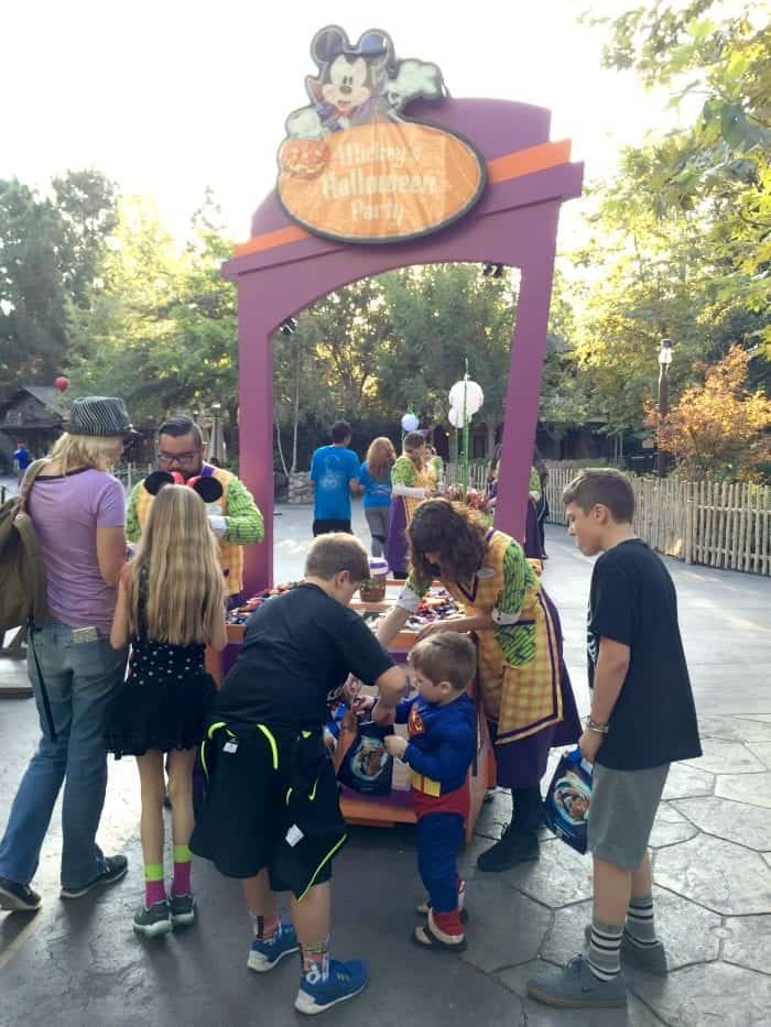 Tips For Mickey's Halloween Party Disneyland Park