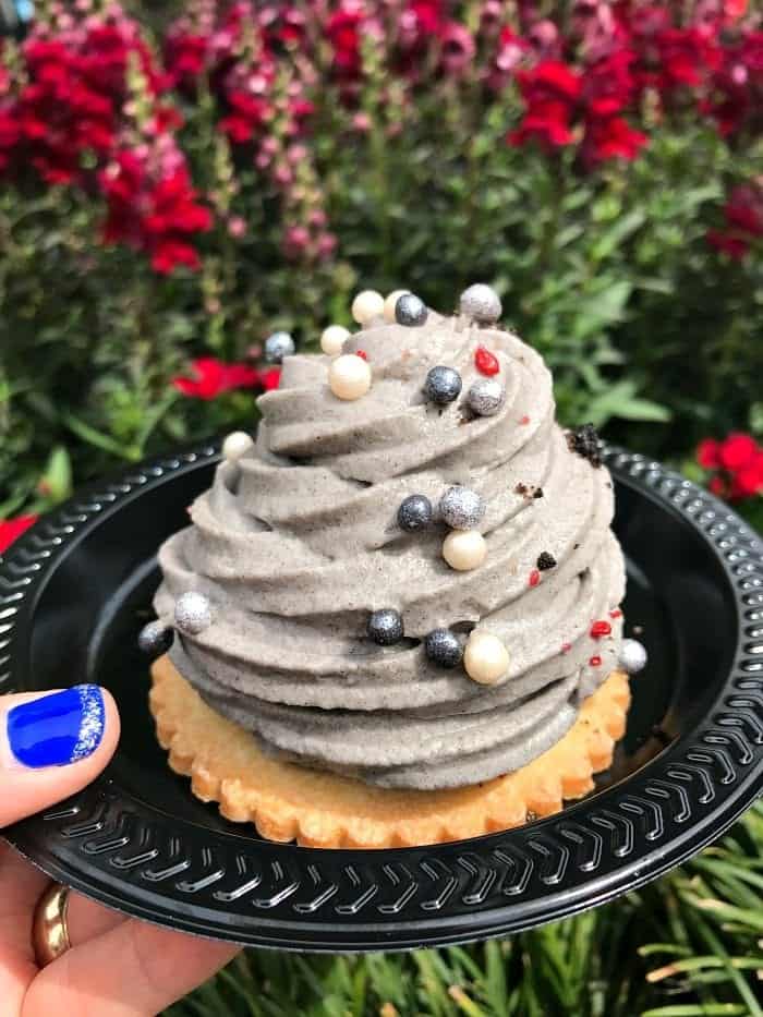 REVIEW: The Green Stuff from Red Rose Taverne at Disneyland a Yummy Twist  on a Classic Treat - WDW News Today