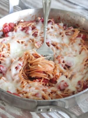 Cheesy spaghetti in pot