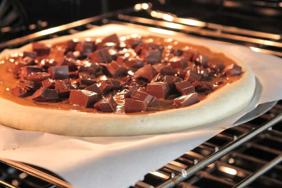 baking dessert pizza with chocolate