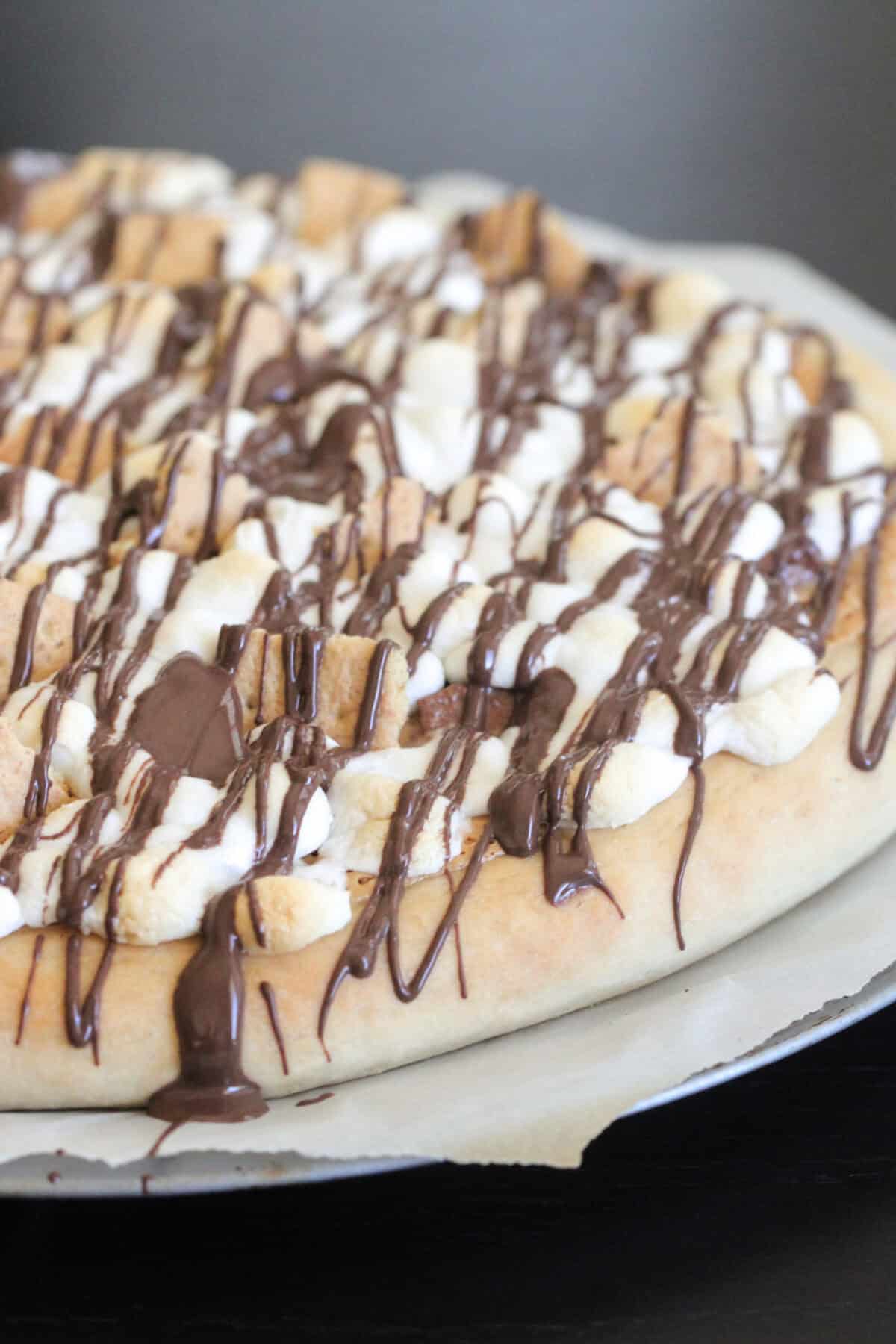 s'mores dessert pizza on pizza pan