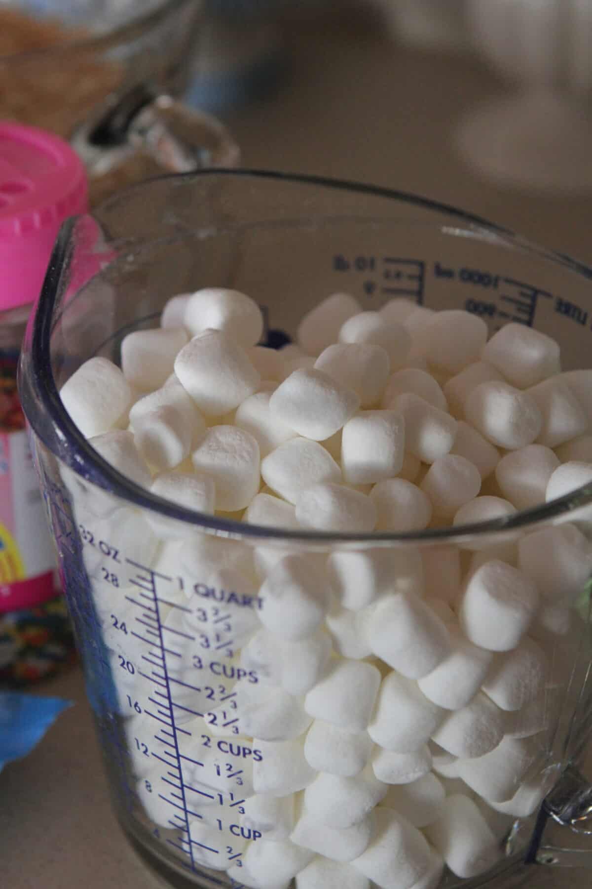 marshmallows in measuring cup