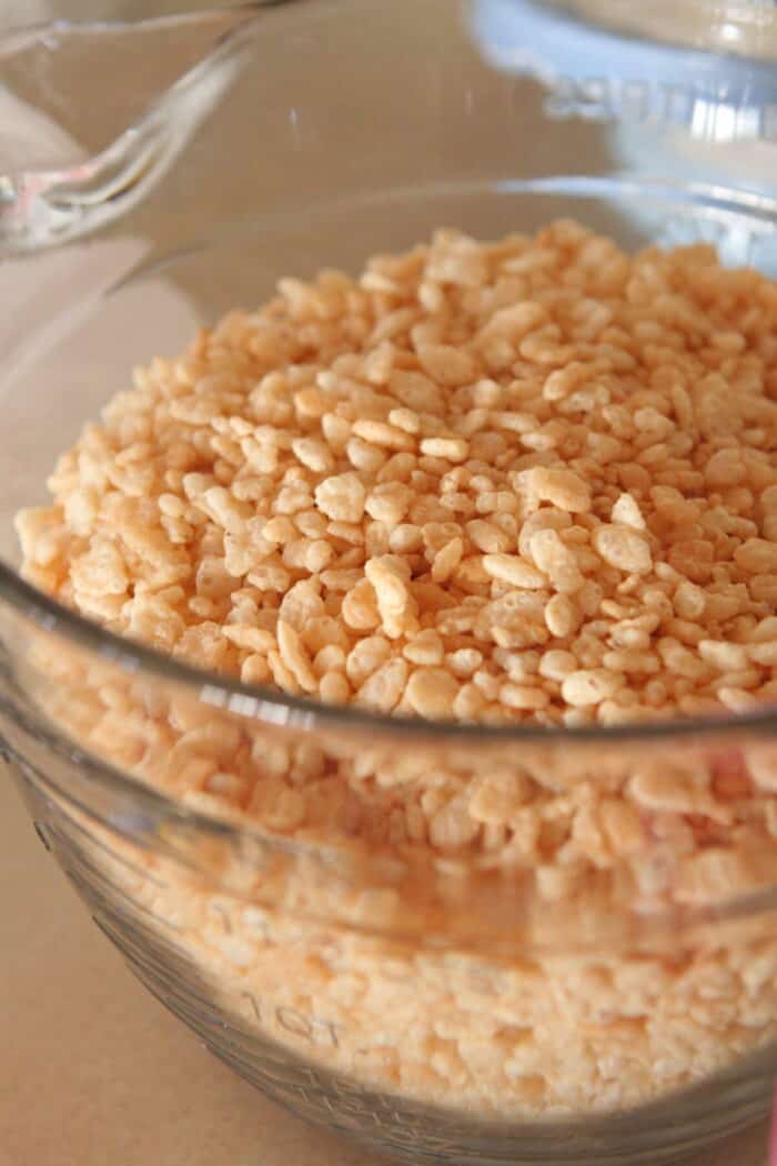rice krispies cereal in measuring cup