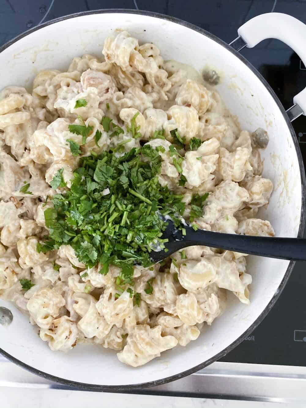 add cilantro to chicken alfredo pasta