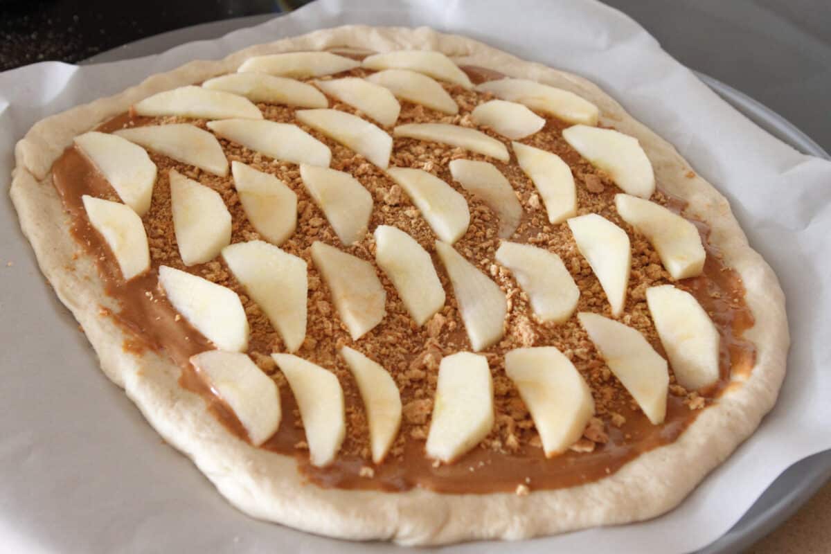 graham cracker crumbs and apples layered over pizza crust