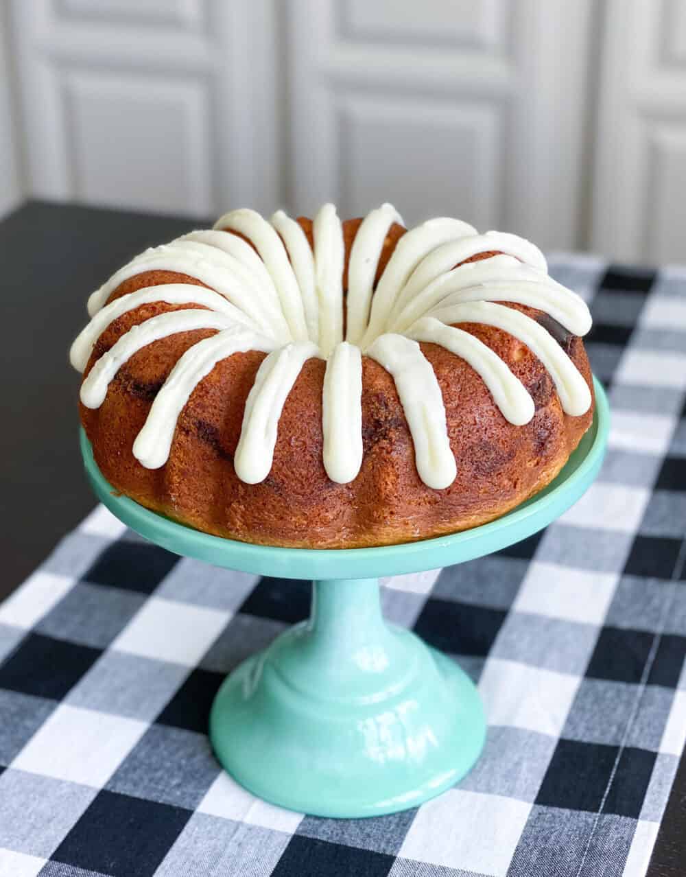 Bundt Cake Stand Serve and Store