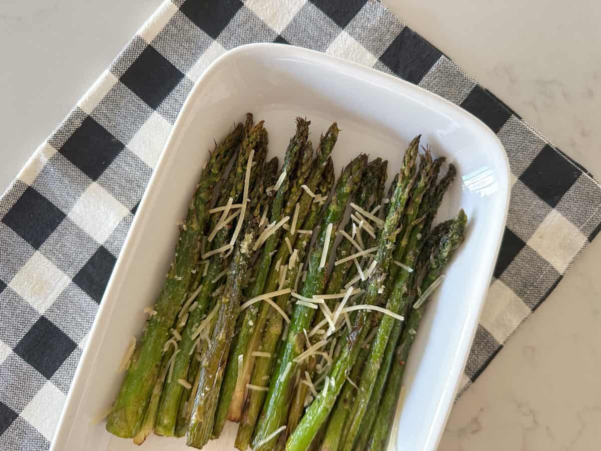 cooked asparagus on serving plate
