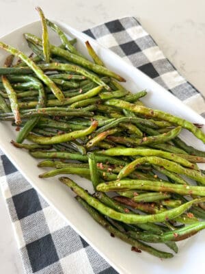 cooked air fryer green beans on serving plate