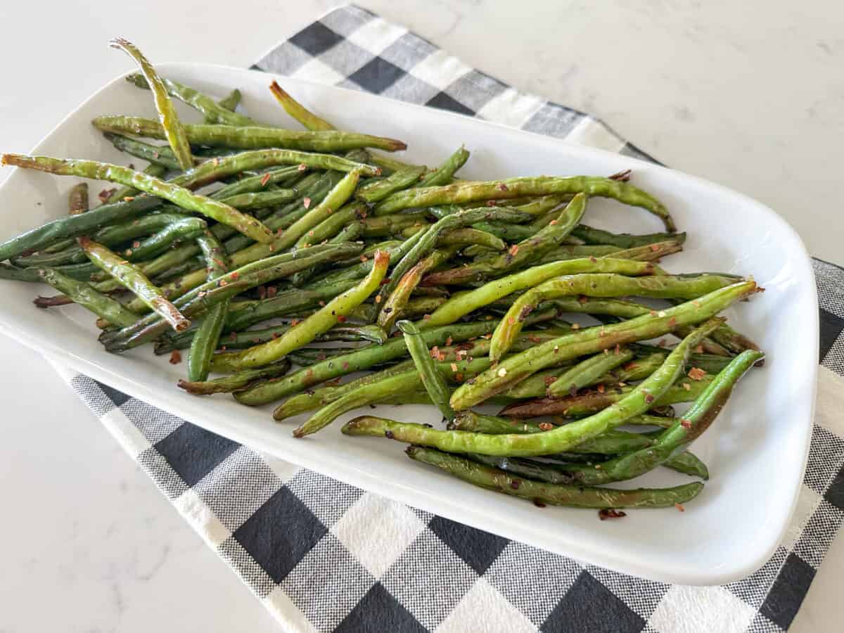 cooked air fryer green beans on serving plate